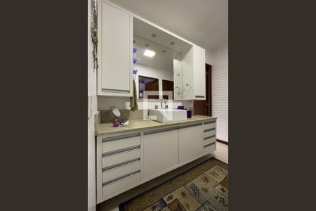 Casa à venda com 250m², 5 quartos e 4 vagas Casa à venda com 250m², 5 quartos e 4 vagasBanheiro