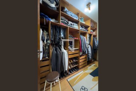 Casa à venda com 250m², 5 quartos e 4 vagas Casa à venda com 250m², 5 quartos e 4 vagasCloset