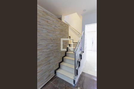 Escada de casa para alugar com 2 quartos, 105m² em Vila Belo Horizonte, São Paulo