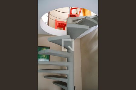 Apartamento à venda com 143m², 2 quartos e 2 vagas Apartamento à venda com 143m², 2 quartos e 2 vagasEscada