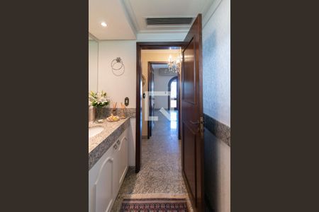 Casa à venda com 430m², 4 quartos e 4 vagasBanheiro Corredor