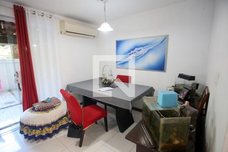 Sala de casa de condomínio para alugar com 3 quartos, 118m² em Taquara, Rio de Janeiro