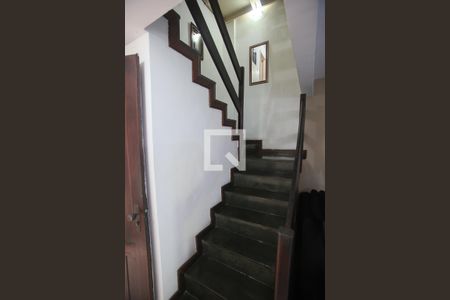 Casa de condomínio para alugar com 118m², 3 quartos e 1 vaga Casa de condomínio para alugar com 118m², 3 quartos e 1 vagaEscada