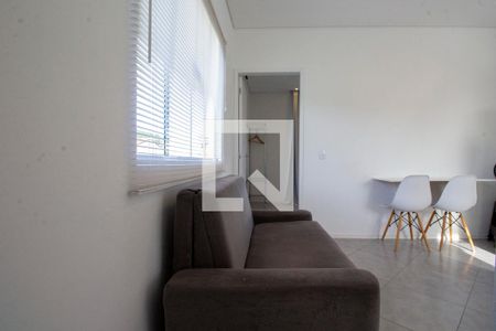 Sala- sofá de apartamento para alugar com 1 quarto, 28m² em Barra da Lagoa, Florianópolis