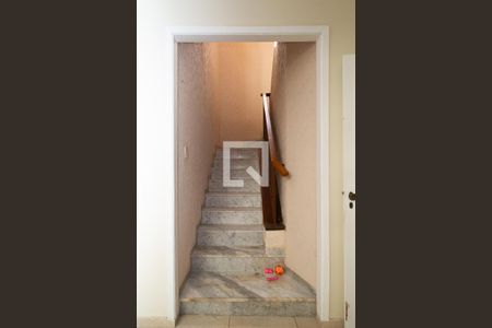 Casa para alugar com 450m², 6 quartos e 2 vagas Casa para alugar com 450m², 6 quartos e 2 vagasEscada