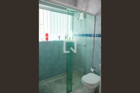 Casa à venda com 360m², 4 quartos e 6 vagasBanheiro do Quarto 1