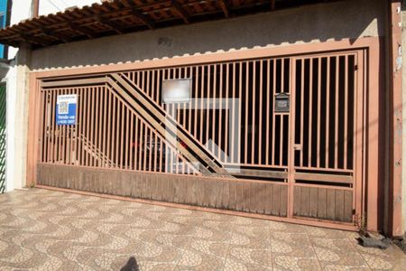 Casa à venda com 200m², 3 quartos e 3 vagas Casa à venda com 200m², 3 quartos e 3 vagasFachada