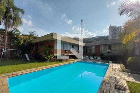 Casa à venda com 450m², 4 quartos e 3 vagasPiscina _ Fachada Fundos