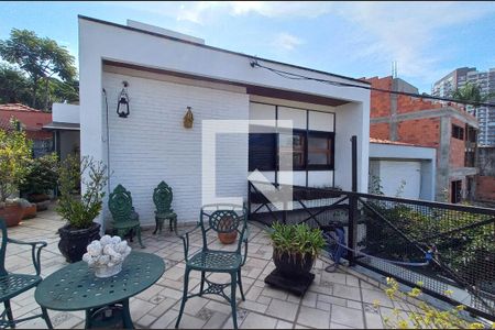 Casa à venda com 180m², 3 quartos e 2 vagas Casa à venda com 180m², 3 quartos e 2 vagasTerraço