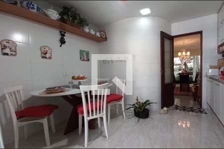 Casa à venda com 180m², 3 quartos e 2 vagas Casa à venda com 180m², 3 quartos e 2 vagasCozinha
