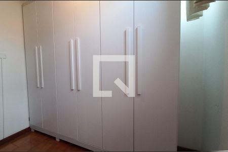 Casa à venda com 180m², 3 quartos e 2 vagas Casa à venda com 180m², 3 quartos e 2 vagasCloset