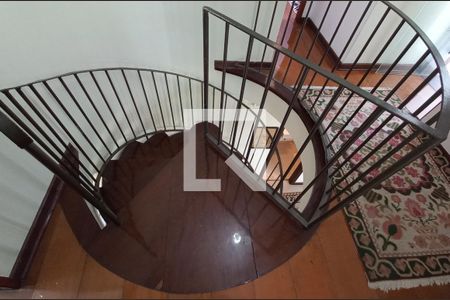 Casa à venda com 180m², 3 quartos e 2 vagas Casa à venda com 180m², 3 quartos e 2 vagasEscada