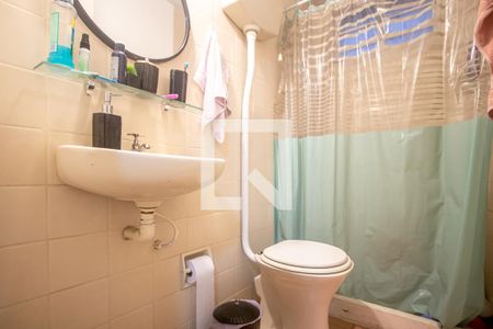 Banheiro de apartamento à venda com 1 quarto, 38m² em Santo Antônio, Porto Alegre