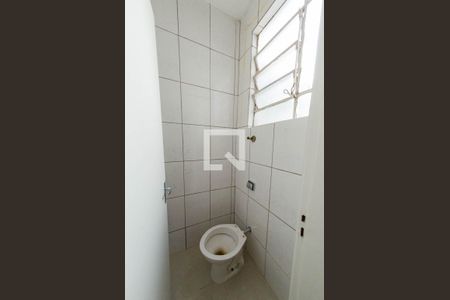 Banheiro de serviço de apartamento para alugar com 3 quartos, 95m² em Nova Suíssa, Belo Horizonte