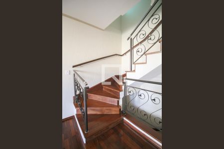 escada acesso dormitorios de casa para alugar com 3 quartos, 172m² em Vila Aurora (zona Norte), São Paulo