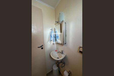 Apartamento para alugar com 180m², 4 quartos e 3 vagas Apartamento para alugar com 180m², 4 quartos e 3 vagasBanheiro de Serviço