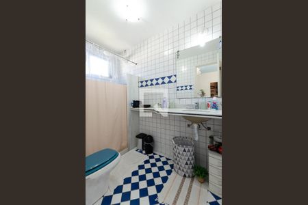 Casa de condomínio à venda com 250m², 5 quartos e 2 vagas Casa de condomínio à venda com 250m², 5 quartos e 2 vagasBanheiro da Suíte 1