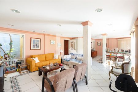 Sala de casa de condomínio à venda com 5 quartos, 250m² em Badu, Niterói