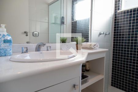 Casa de condomínio à venda com 257m², 4 quartos e 3 vagasBanheiro da suíte 2