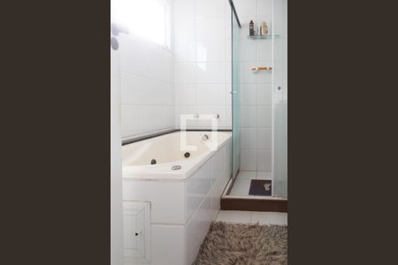 Casa de condomínio à venda com 257m², 4 quartos e 3 vagasBanheiro da suíte 4