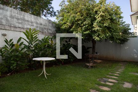 Casa de condomínio à venda com 257m², 4 quartos e 3 vagasQuintal 