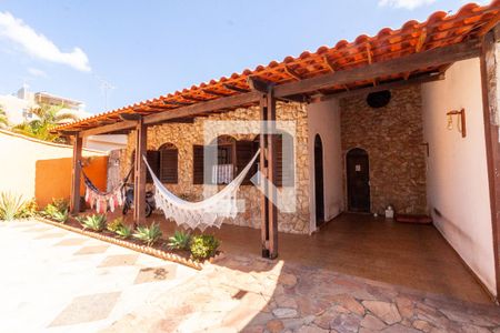 Quintal de casa à venda com 3 quartos, 245m² em Ouro Preto, Belo Horizonte