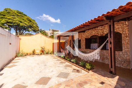Quintal de casa à venda com 3 quartos, 245m² em Ouro Preto, Belo Horizonte