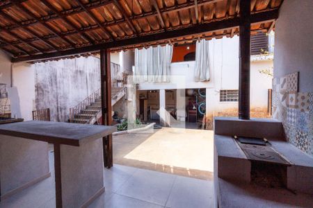 Casa à venda com 245m², 3 quartos e 3 vagas Casa à venda com 245m², 3 quartos e 3 vagasQuintal