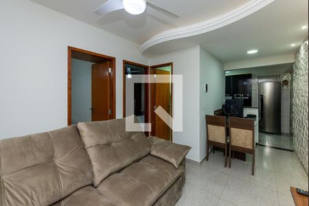Sala de TV de casa de condomínio para alugar com 2 quartos, 80m² em Letícia, Belo Horizonte