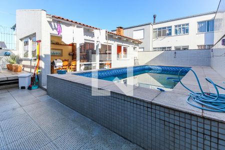 Casa à venda com 430m², 3 quartos e 3 vagas Casa à venda com 430m², 3 quartos e 3 vagasPiscina