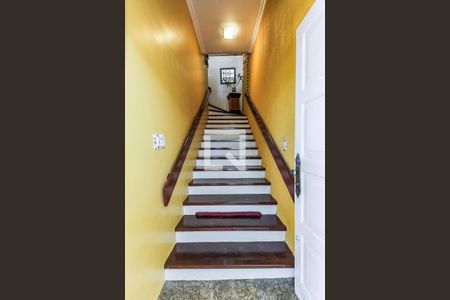 Casa à venda com 430m², 3 quartos e 3 vagas Casa à venda com 430m², 3 quartos e 3 vagasEscada