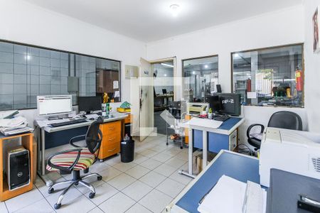 Casa à venda com 430m², 3 quartos e 3 vagas Casa à venda com 430m², 3 quartos e 3 vagasEscritório