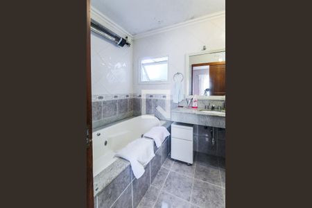 Casa à venda com 430m², 3 quartos e 3 vagas Casa à venda com 430m², 3 quartos e 3 vagasBanheiro da suíte