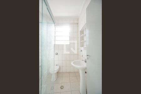 Banheiro social de kitnet/studio para alugar com 1 quarto, 38m² em Pari, São Paulo