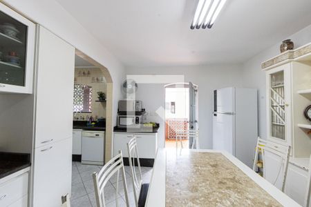 Casa à venda com 272m², 3 quartos e 3 vagas Casa à venda com 272m², 3 quartos e 3 vagasCozinha