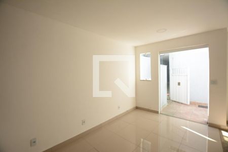 Sala de casa para alugar com 2 quartos, 75m² em Vista Alegre, Rio de Janeiro