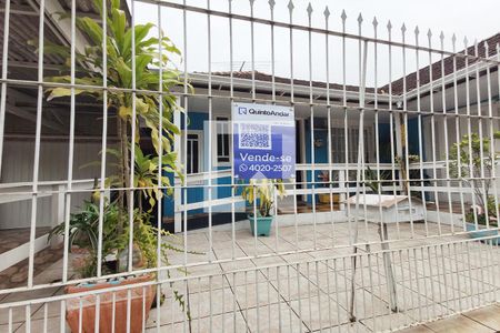 Casa à venda com 140m², 2 quartos e 3 vagas Casa à venda com 140m², 2 quartos e 3 vagasFachada