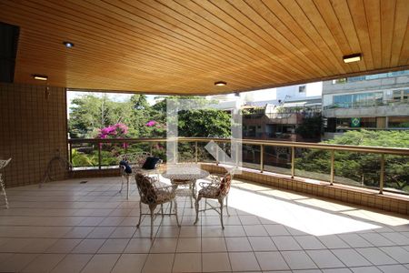 Apartamento à venda com 190m², 4 quartos e 4 vagasVaranda