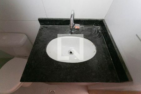 Detalhe banheiro de kitnet/studio para alugar com 1 quarto, 30m² em Vila Doutor Eiras, São Paulo