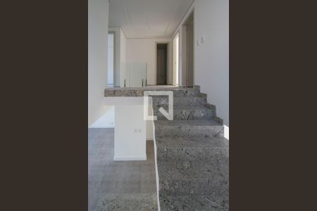 Casa para alugar com 297m², 4 quartos e 3 vagasescada