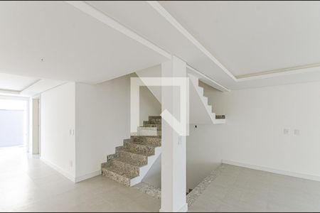 Casa de condomínio para alugar com 278m², 4 quartos e 3 vagasEscada