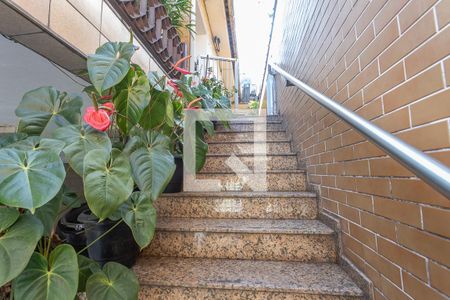 Casa à venda com 133m², 2 quartos e 2 vagas Casa à venda com 133m², 2 quartos e 2 vagasEscada