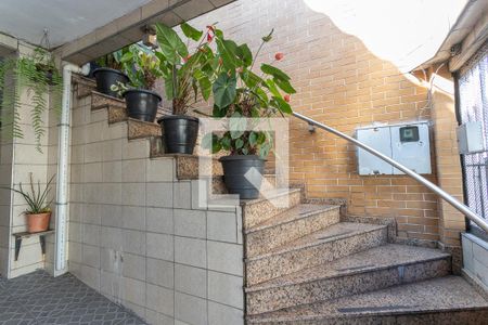 Casa à venda com 133m², 2 quartos e 2 vagas Casa à venda com 133m², 2 quartos e 2 vagasEscada da entrada