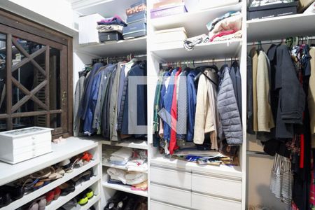 Casa à venda com 214m², 3 quartos e 2 vagas Casa à venda com 214m², 3 quartos e 2 vagasCloset da suíte