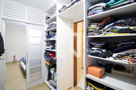 Casa à venda com 214m², 3 quartos e 2 vagas Casa à venda com 214m², 3 quartos e 2 vagasCloset da suíte