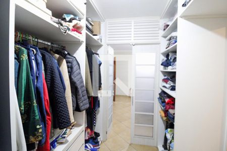 Casa à venda com 214m², 3 quartos e 2 vagas Casa à venda com 214m², 3 quartos e 2 vagasCloset da suíte