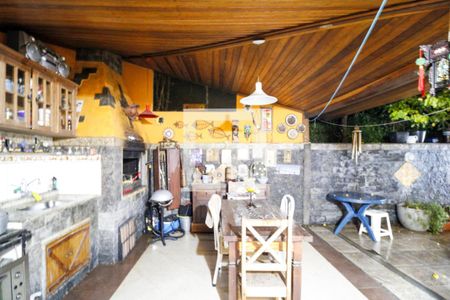 Casa à venda com 214m², 3 quartos e 2 vagas Casa à venda com 214m², 3 quartos e 2 vagasQuintal