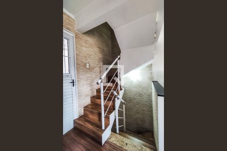 Casa à venda com 150m², 2 quartos e 2 vagas Casa à venda com 150m², 2 quartos e 2 vagasEscadas