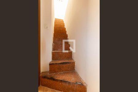 Casa à venda com 85m², 2 quartos e 2 vagasEscada