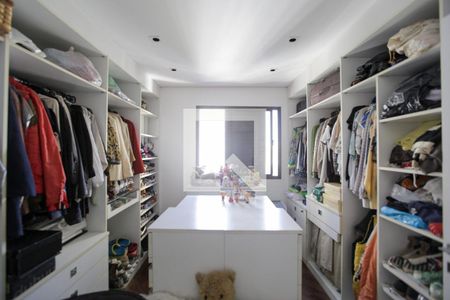 Apartamento à venda com 123m², 2 quartos e 3 vagas Apartamento à venda com 123m², 2 quartos e 3 vagasCloset